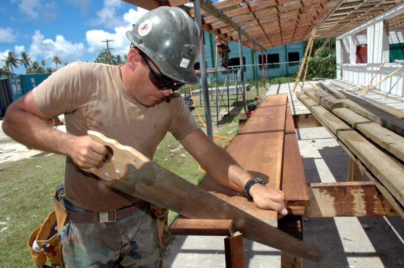 charpentier-ESPARRON-min_worker_construction_building_carpenter_male_job_build_helmet-893290